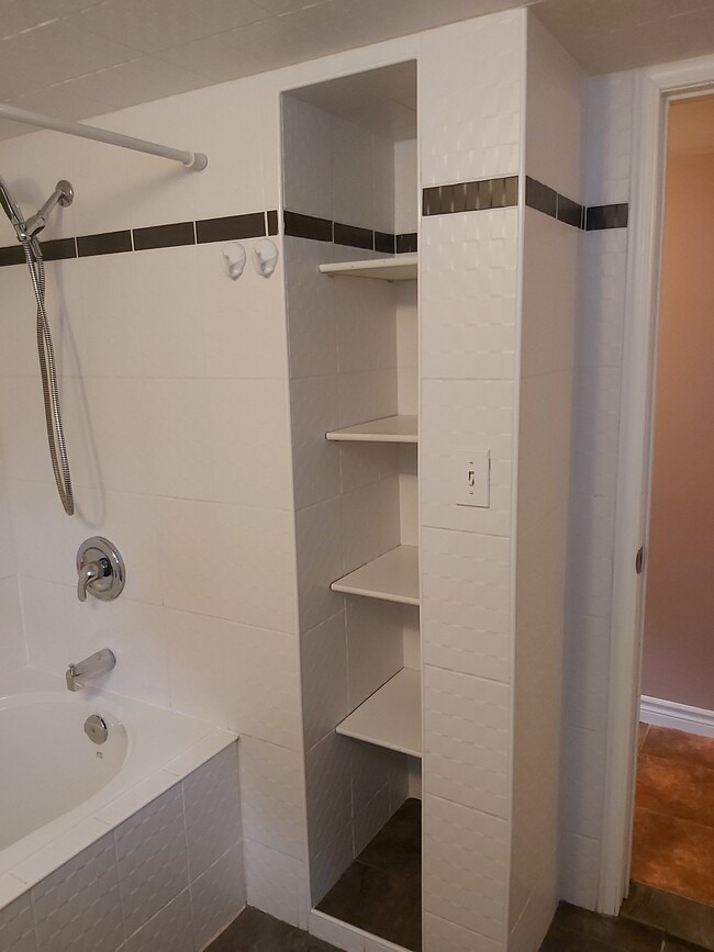 Building Photo - 706 Upper Gage Av