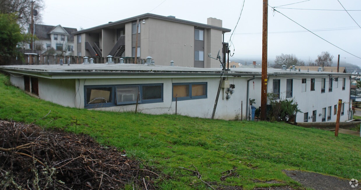 Building Photo - 447 SE Chadwick St
