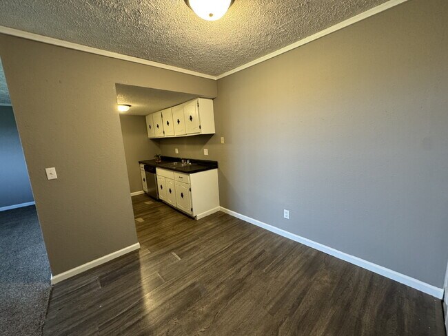 Foto del edificio - Easy Like Sunday Morning — Comfortable 2 Bed Apartment in Pawnee