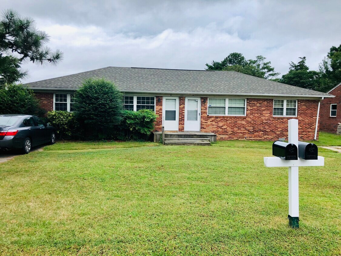 Primary Photo - 421 West Ln