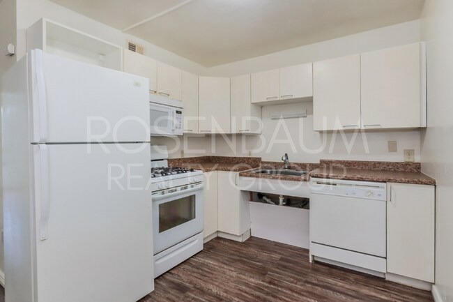 Foto del edificio - 770 N Dodge Blvd