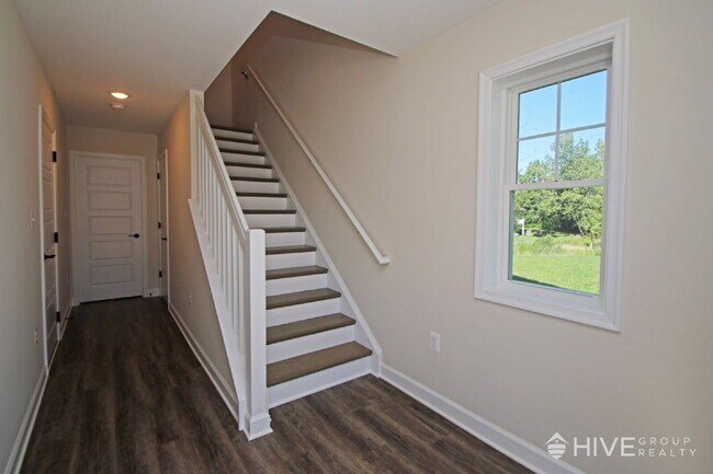 Foto del edificio - Beautiful End-Unit Townhouse with Pond Vie...
