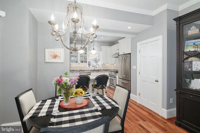 Building Photo - 2423 Pine St