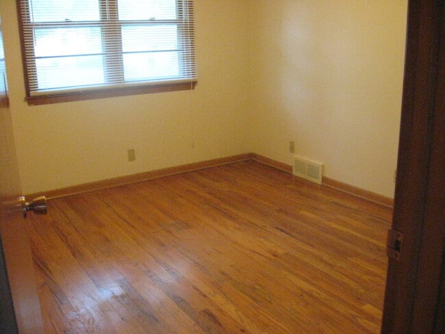 Building Photo - Duplex-Great neighborhood! NEW REDUCED PRICE - $1395 per month!