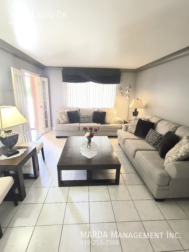 Building Photo - SPACIOUS 4 BED, 2 BATH SPLIT-LEVEL + HYDRO...