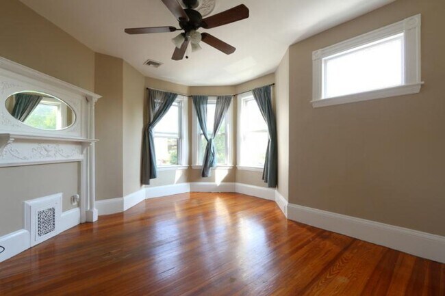 Foto del edificio - Spacious, Recently Renovated 6-bed/2-bath Available 9/1/26!