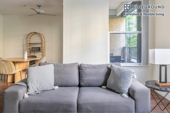 Foto del edificio - 1249 Lakeside Dr