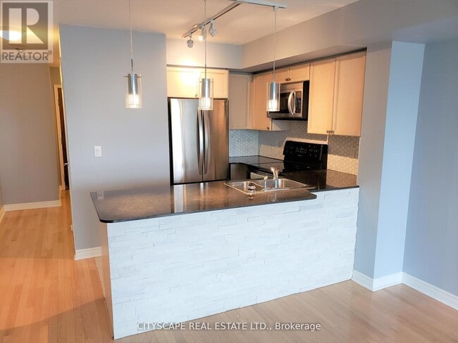 Photo du bâtiment - 1 Elm Dr W