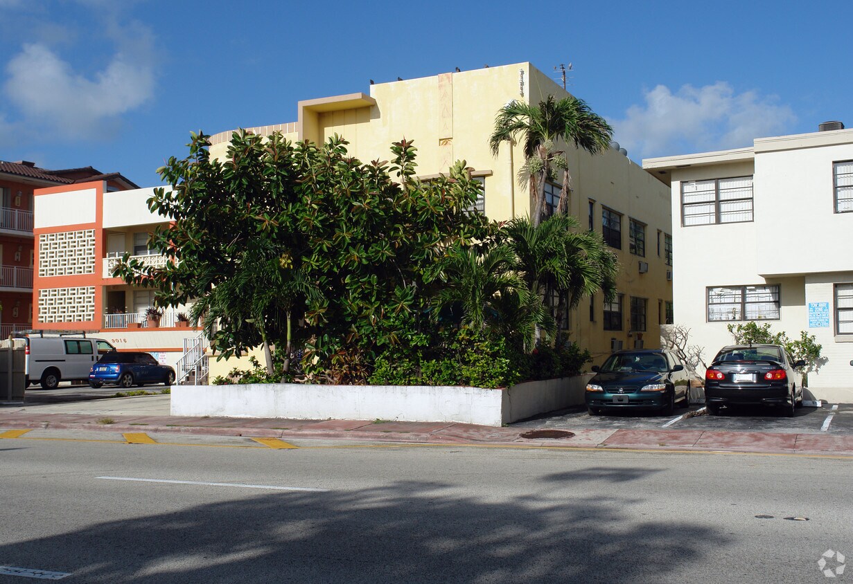 Building Photo - 9024 Collins Ave