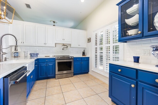 Building Photo - Charming 3 Bedroom , 2 Bath Country Home with Lake Views