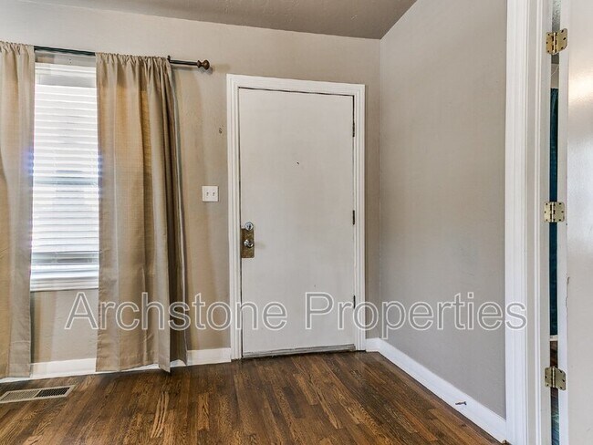 Foto del edificio - 202 E 3rd St