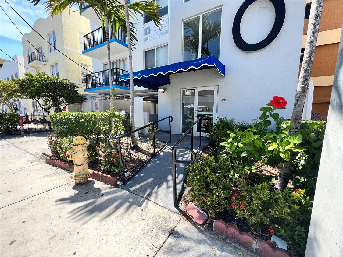 Primary Photo - 2120 W Flagler St