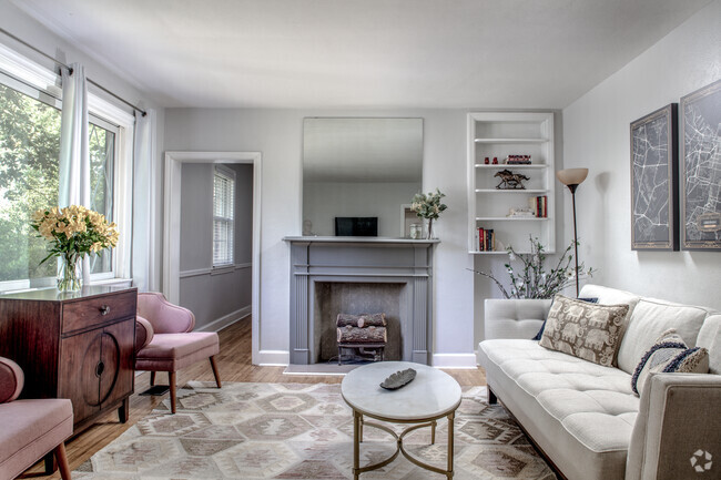 Bright and airy living space - 1408 E 48th St