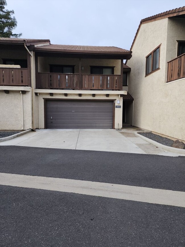 Building Photo - 3 Bedroom 2.5 Bathroom Townhome with Garag...
