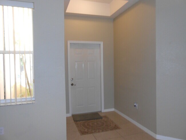 Entrada - 12470 SW 122nd St