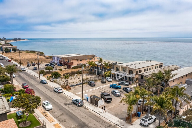 Building Photo - 6761 Del Playa Dr