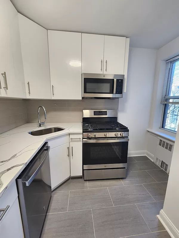 "Charming 1-Bed Oasis in Jackson Heights: 800 Sq. Ft. with Beautiful Hardwood Floors!" - "Charming 1-Bed Oasis in Jackson Heights: 800 Sq. Ft. with Beautiful Hardwood Floors!" Apartment