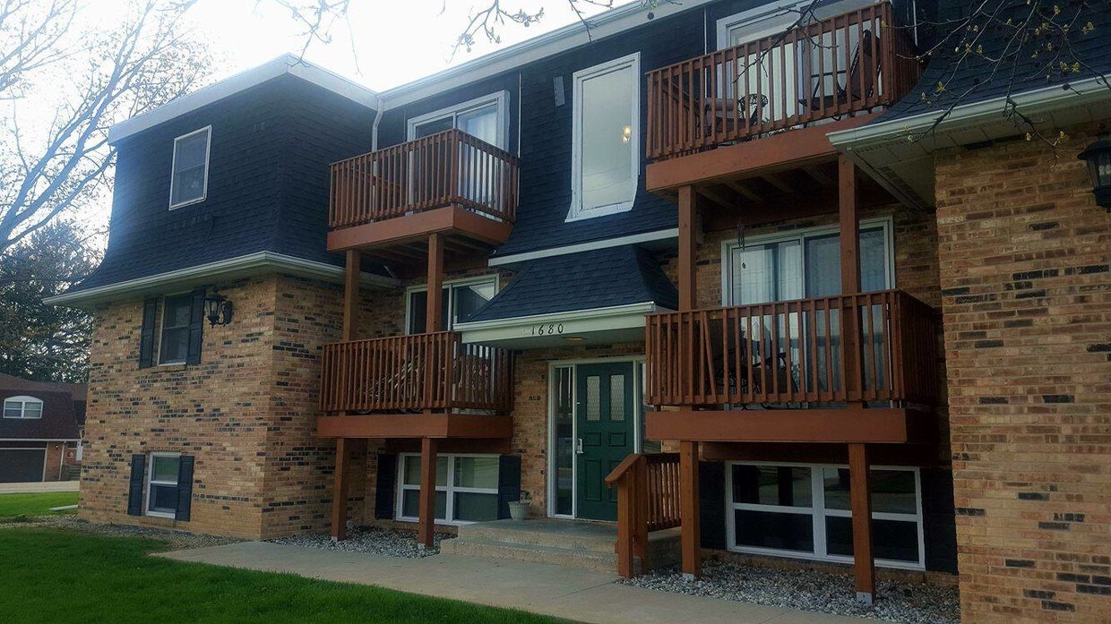 Primary Photo - 1680 University Dr