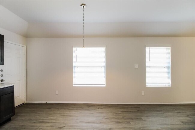 Building Photo - 2460 Carp Dr