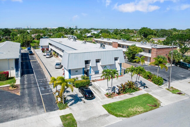 Building Photo - 801 Hummingbird Way