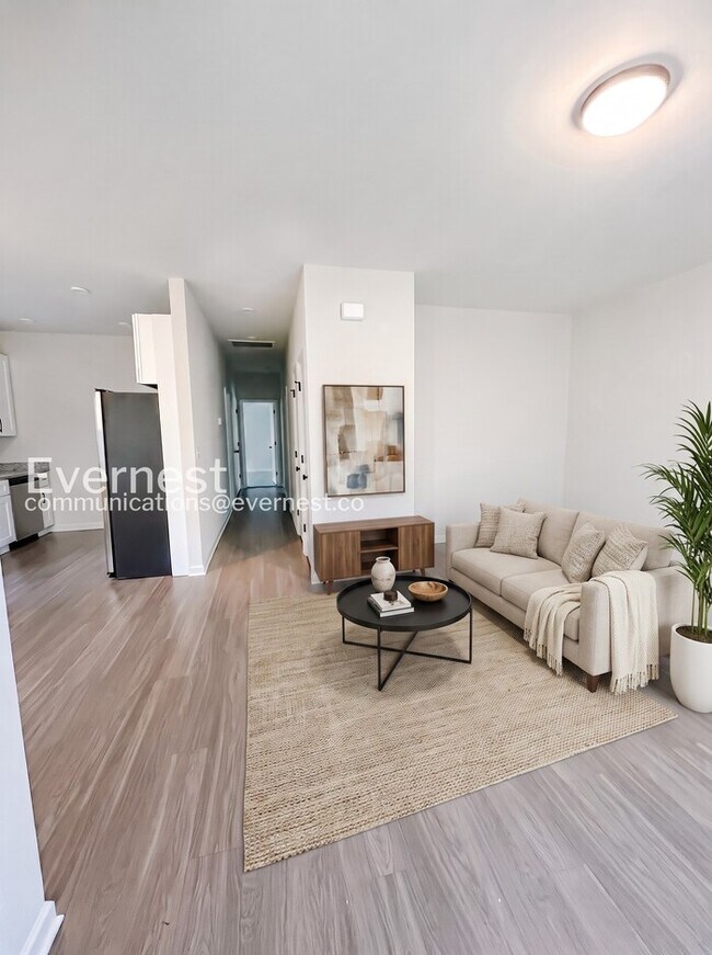Building Photo - 3 Bed/2 Bath Home with Off-Street Parking / Pet-Friendly / Vouchers Accepted / Coming Soon!