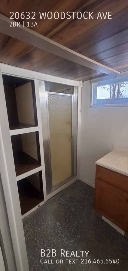 Foto del edificio - 20632 Woodstock Ave