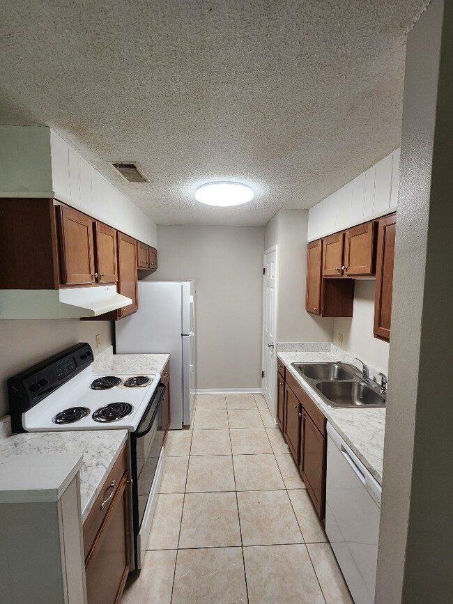 Foto del edificio - 8180 Stonebrook Dr