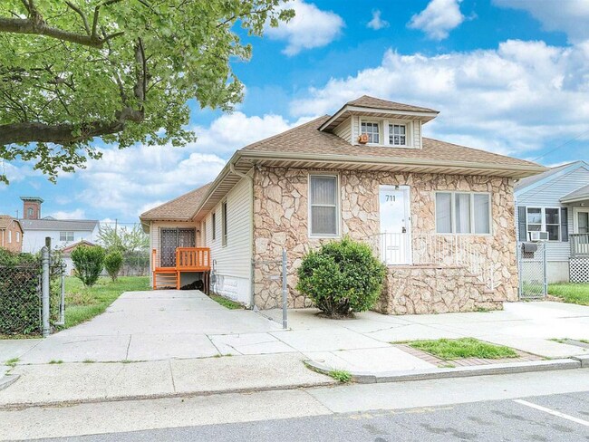 Building Photo - 711 N Ohio Ave