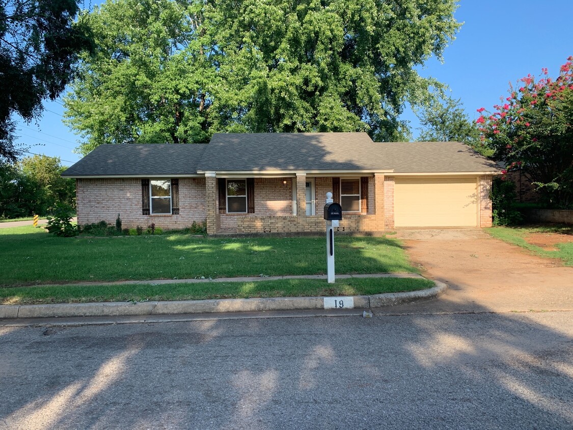 Primary Photo - Great 3 Bedroom in Harrah