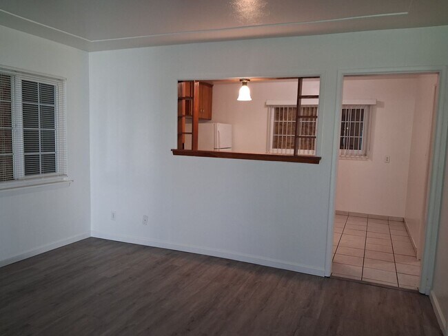 Foto del edificio - 3336-3342 E Clinton Ave
