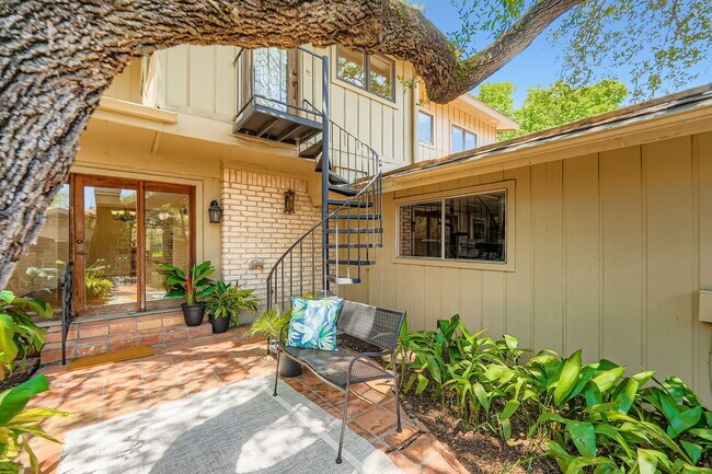 Foto del edificio - Spacious 3-Bed Townhome in Northwest Hills...