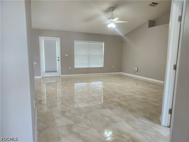 Foto del edificio - 1713 SW 13th St