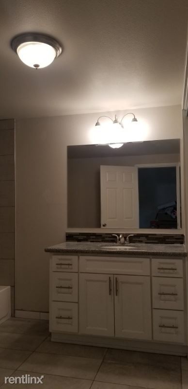 Building Photo - Studio, 1 bath Apartment - 4136 Columbia Ave