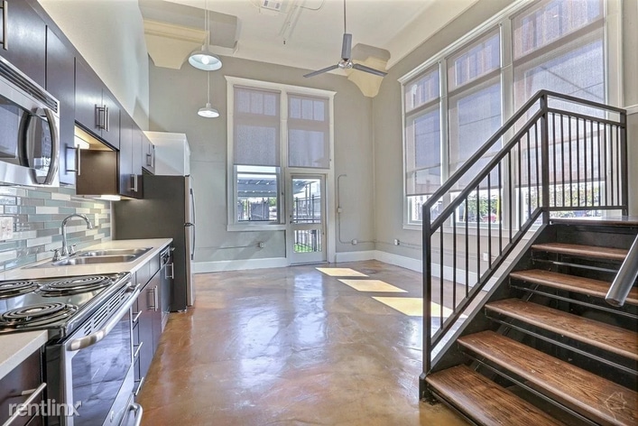 Primary Photo - Studio, 1 bath Flat - 2625 Elm St Loft, 867sf