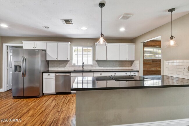Foto del edificio - 4652 E Vernon Ave