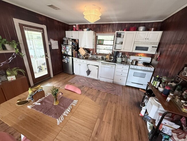 Foto del edificio - Two Bedroom Normaltown Home