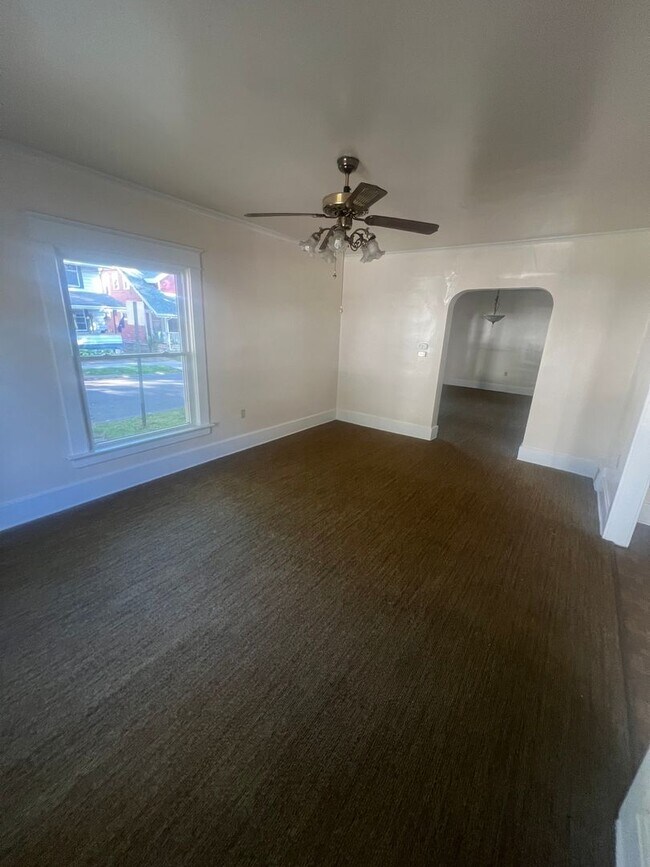 Foto del edificio - Large 4 Bedroom House with Garage