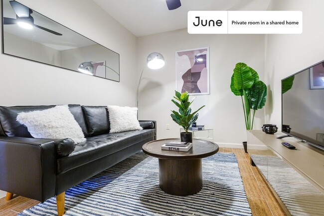 Building Photo - Private bedroom in 3 bed/1 bath Home