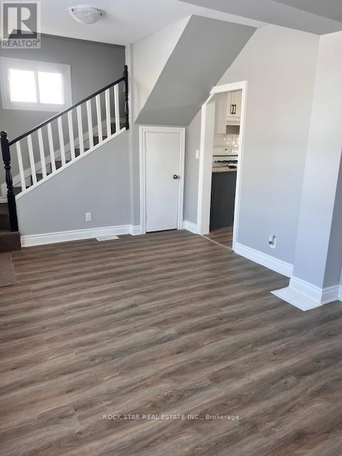 Photo du bâtiment - 73 Oakwood St