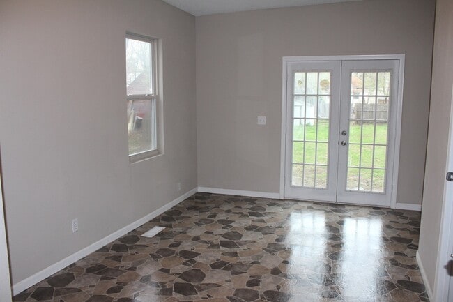 Building Photo - Updated 4 Bed, 2 Ba Home Available to Rent...