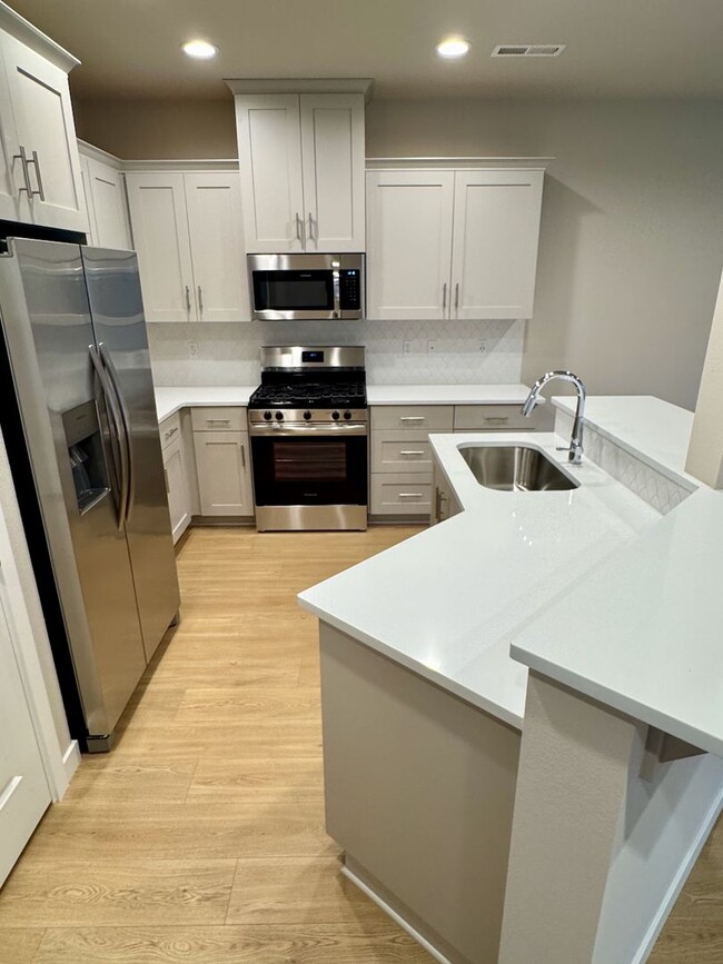 Foto del edificio - Brand New! 3 Bedroom / 2 Bath Townhome wit...