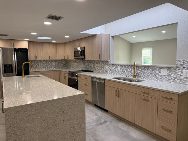 Building Photo - Spacious 3 Bed/2 Bath Townhouse w/ an Office in Northeast Tucson!