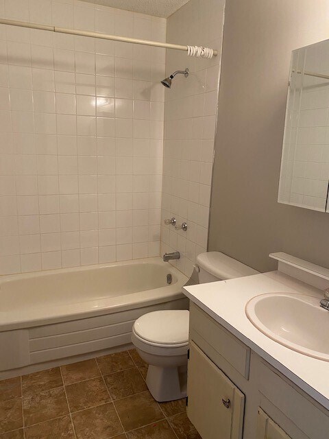 Photo du bâtiment - 3 Bed 1.5 Bath Unit in Calgary, AB