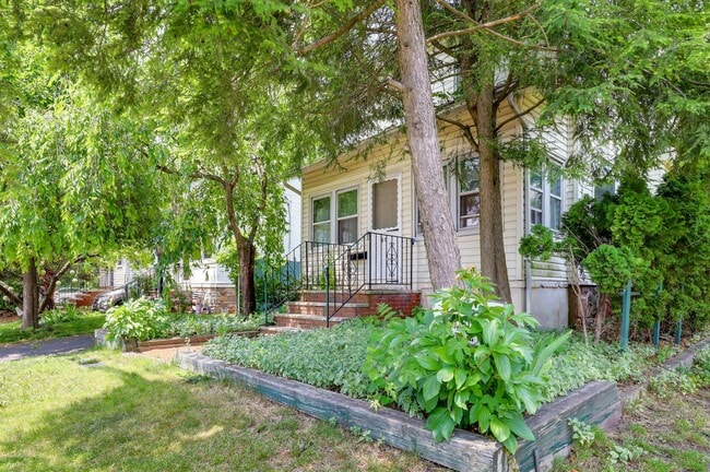 Building Photo - 31 Chestnut St