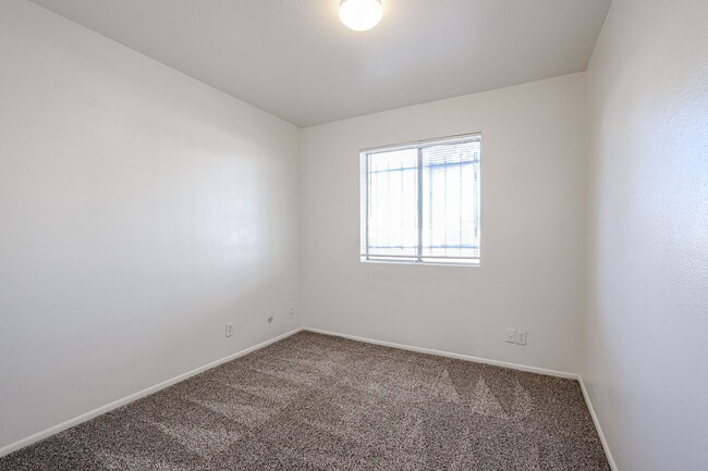 Building Photo - Value priced property in Central Peoria!