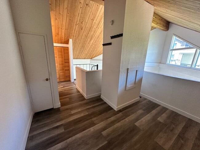Building Photo - Light and airy condo available in the Taho...