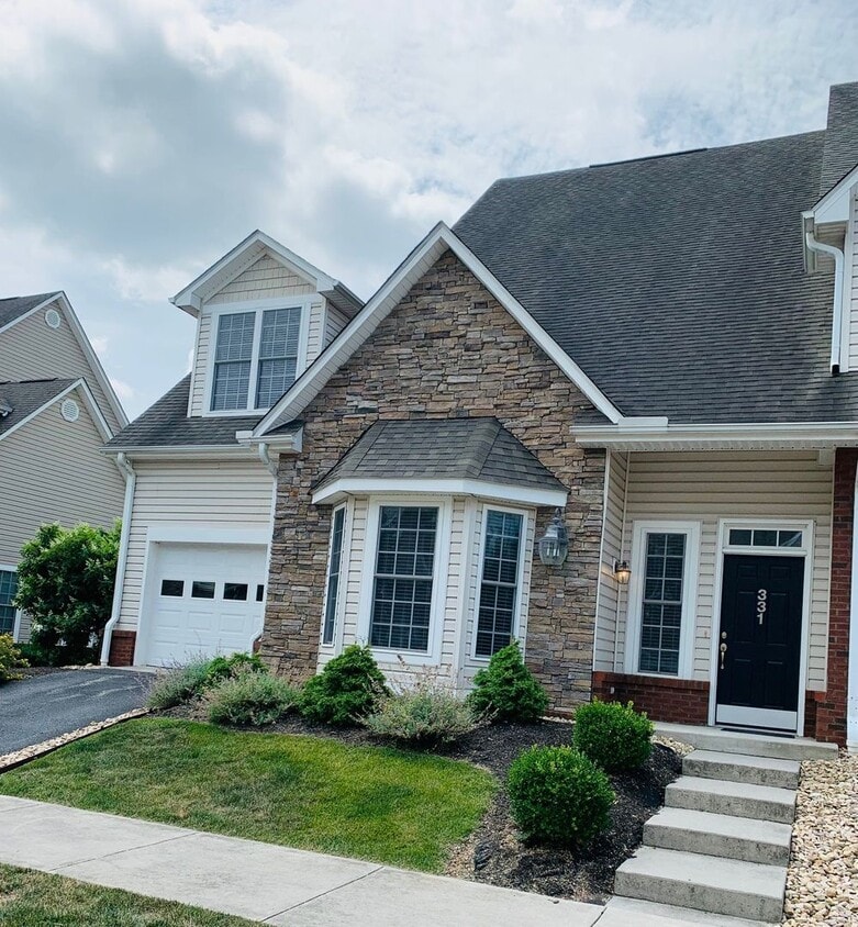 3 Bedroom 3.5 Bath End Unit Townhouse House Rental in Blacksburg, VA