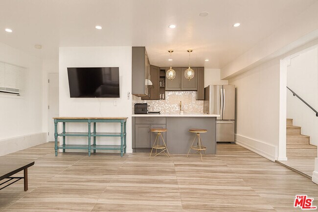 Foto del edificio - 1174 Coldwater Canyon Dr