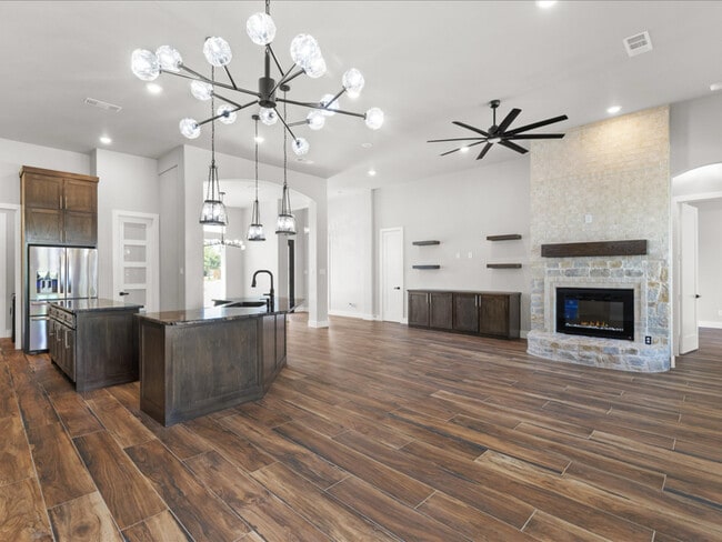 Building Photo - 8103 Oak Hollow Dr