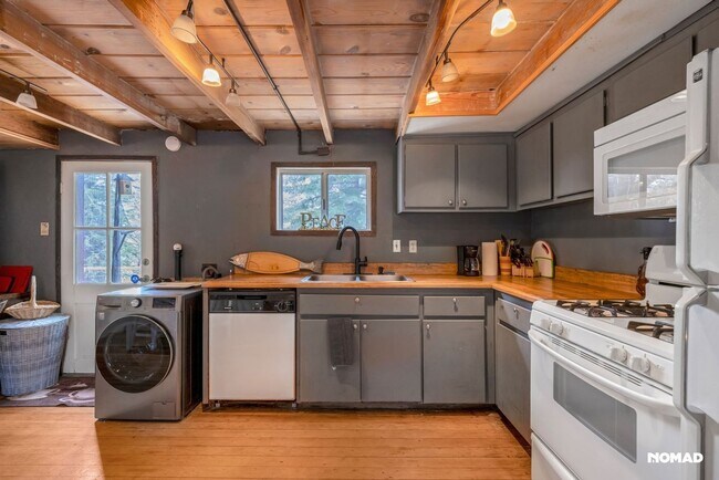 Building Photo - Lovely Home: 2BR+Bonus at Cul-De-Sac in Gr...